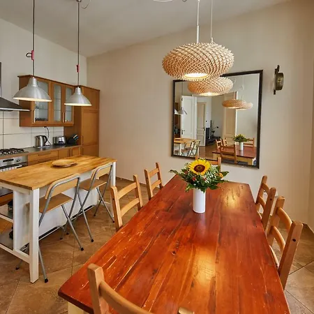 Town Hall Apartment *