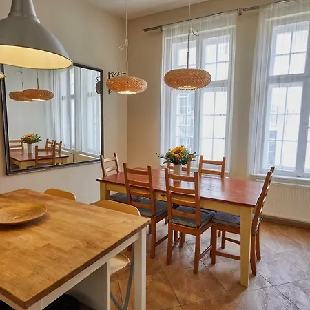 Town Hall Apartment *